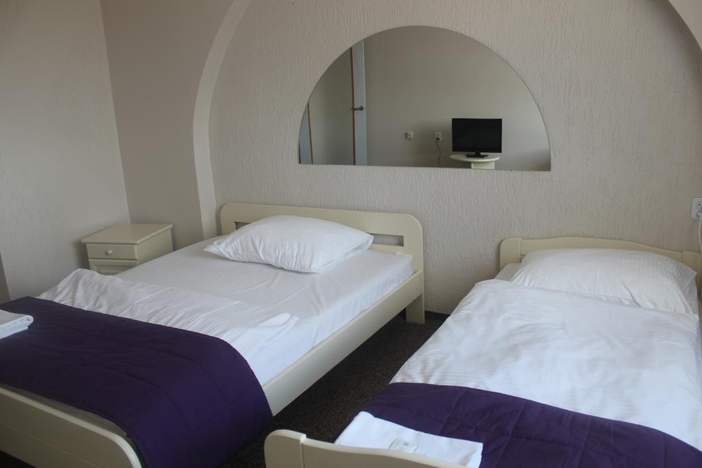 Hotel Pod Debem Zielona Gora  Exterior photo